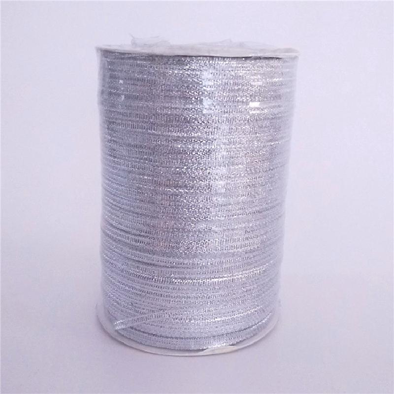 Dây satin vàng bạc, lý tưởng cho làm bánh, hộp quà, và trang trí lễ hội. Hoàn hảo cho gói quà, bánh sinh nhật và trang trí ngày lễ.