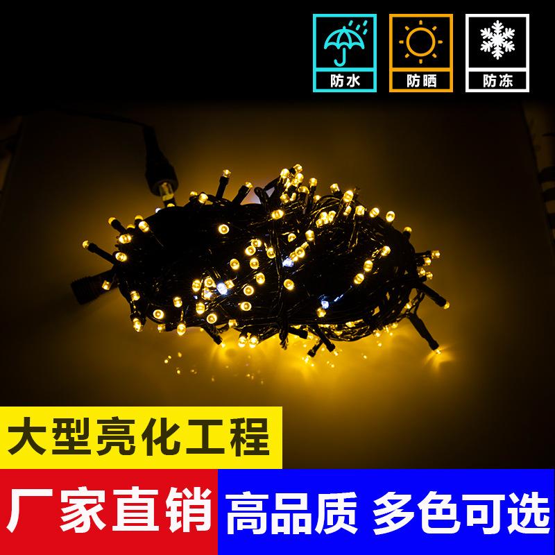 Dây đèn LED với dây đen, đèn nhấp nháy và ánh sáng màu sắc, lý tưởng cho trang trí Giáng Sinh. Được sản xuất từ nhà máy, phù hợp cho trang trí sự kiện và lễ hội.