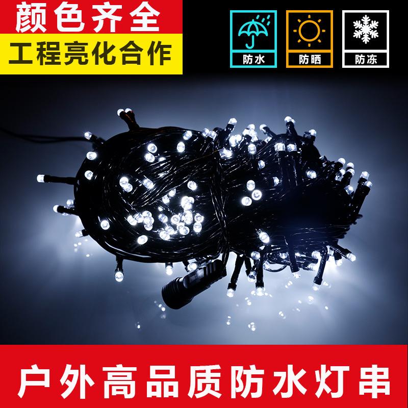 Dây đèn LED với dây đen, đèn nhấp nháy và ánh sáng màu sắc, lý tưởng cho trang trí Giáng Sinh. Được sản xuất từ nhà máy, phù hợp cho trang trí sự kiện và lễ hội.
