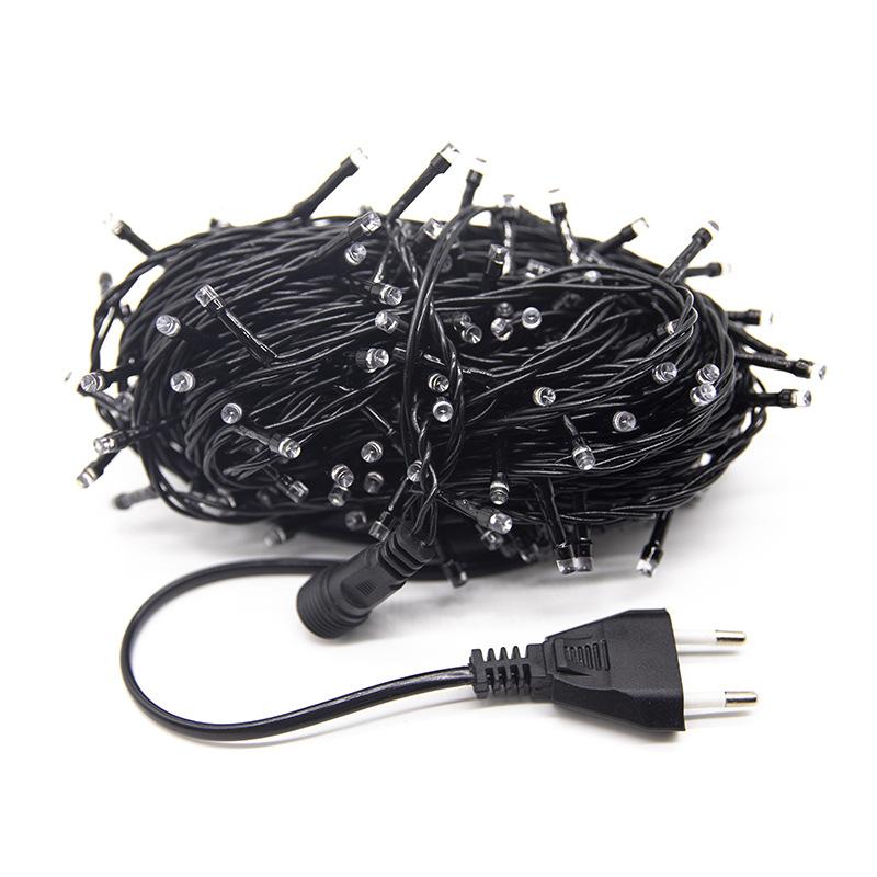 Dây đèn LED với dây đen, đèn nhấp nháy và ánh sáng màu sắc, lý tưởng cho trang trí Giáng Sinh. Được sản xuất từ nhà máy, phù hợp cho trang trí sự kiện và lễ hội.