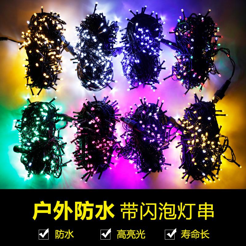 Dây đèn LED với dây đen, đèn nhấp nháy và ánh sáng màu sắc, lý tưởng cho trang trí Giáng Sinh. Được sản xuất từ nhà máy, phù hợp cho trang trí sự kiện và lễ hội.