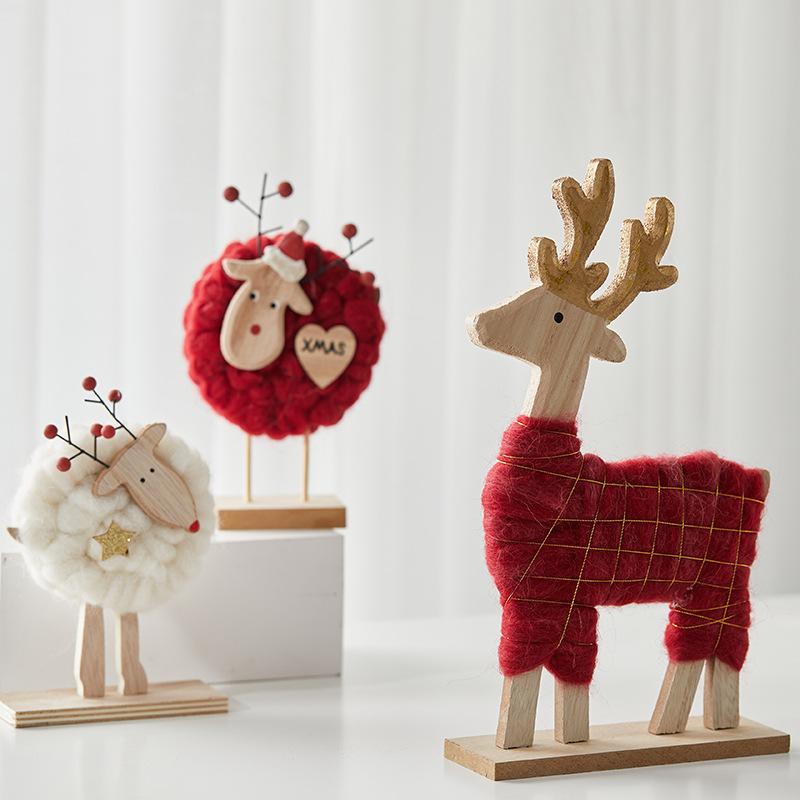 Đồ trang trí Giáng Sinh phong cách Bắc Âu - gỗ và len, bao gồm tuần lộc, ông già Noel, cây thông. Hoàn hảo cho trang trí bàn và không gian Giáng Sinh.