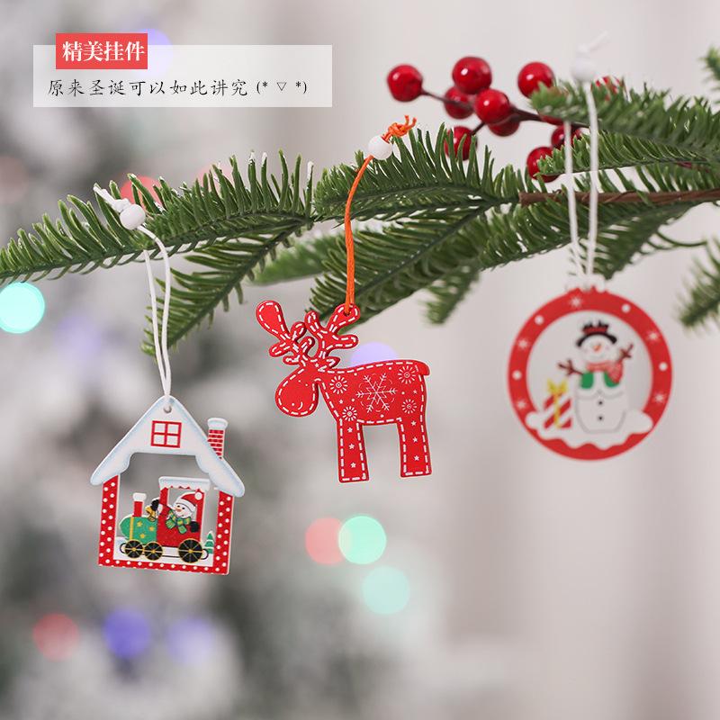 Đồ trang trí Giáng Sinh: móc treo gỗ nhỏ, cây thông, tuần lộc, trang trí tinh xảo và quà tặng đẹp mắt.