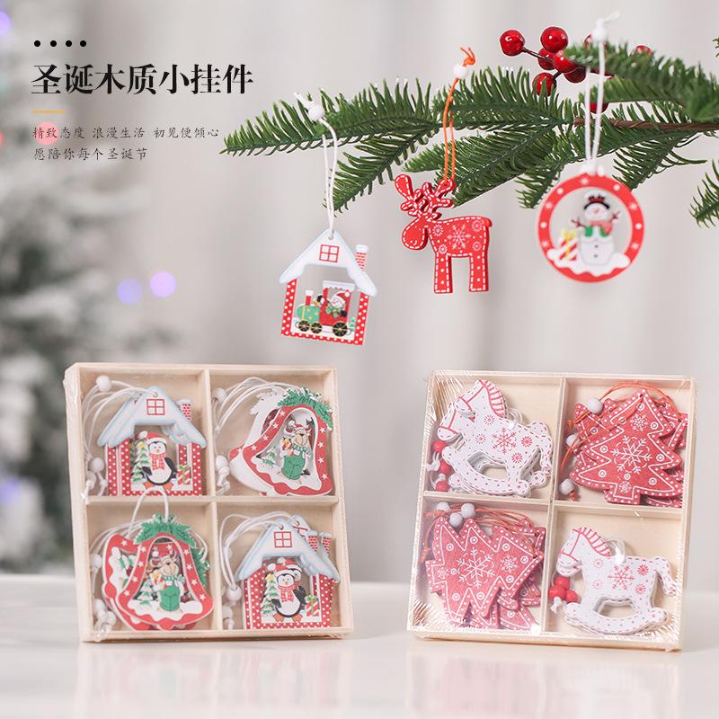 Đồ trang trí Giáng Sinh: móc treo gỗ nhỏ, cây thông, tuần lộc, trang trí tinh xảo và quà tặng đẹp mắt.