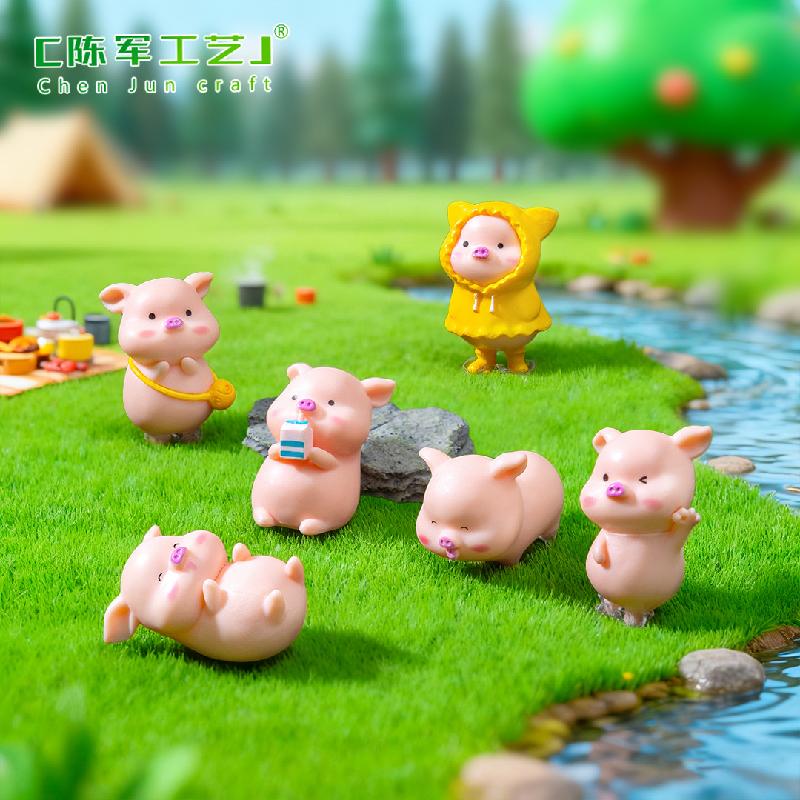 Tiểu cảnh heo với áo mưa vàng, phụ kiện trang trí dễ thương (ZC-425)