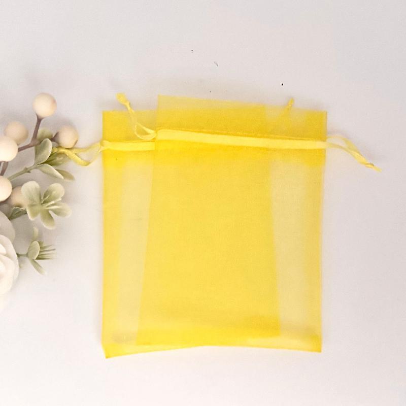 Túi lưới euge màu đơn giản, sẵn có, lý tưởng cho đóng gói mỹ phẩm, quà tặng và trang sức. Chất liệu nhẹ và tiện dụng cho mọi nhu cầu.