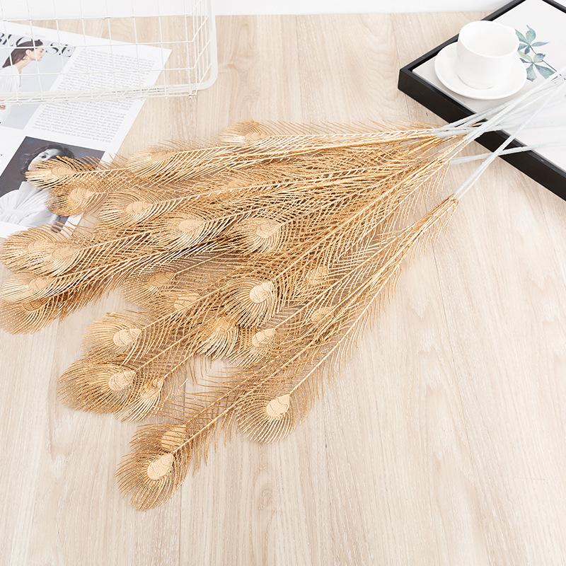 Trang trí đám cưới giả màu vàng: lá eucalyptus, hoa giả, cành giả, chi tiết vàng cho trang trí lối đi.