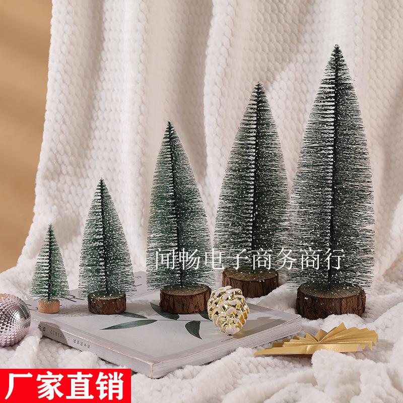 Trang trí cây thông Noel mini: cây tuyết tùng nhỏ, phủ tuyết trắng, trang trí bàn, tạo không khí lễ hội.