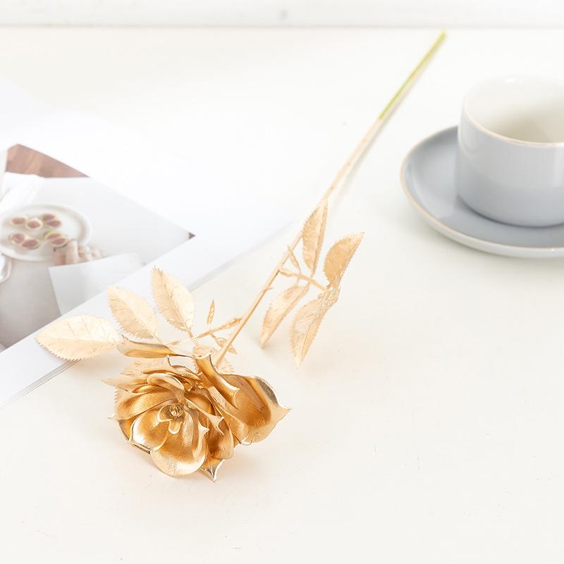 Trang trí đám cưới giả màu vàng: lá eucalyptus, hoa giả, cành giả, chi tiết vàng cho trang trí lối đi.