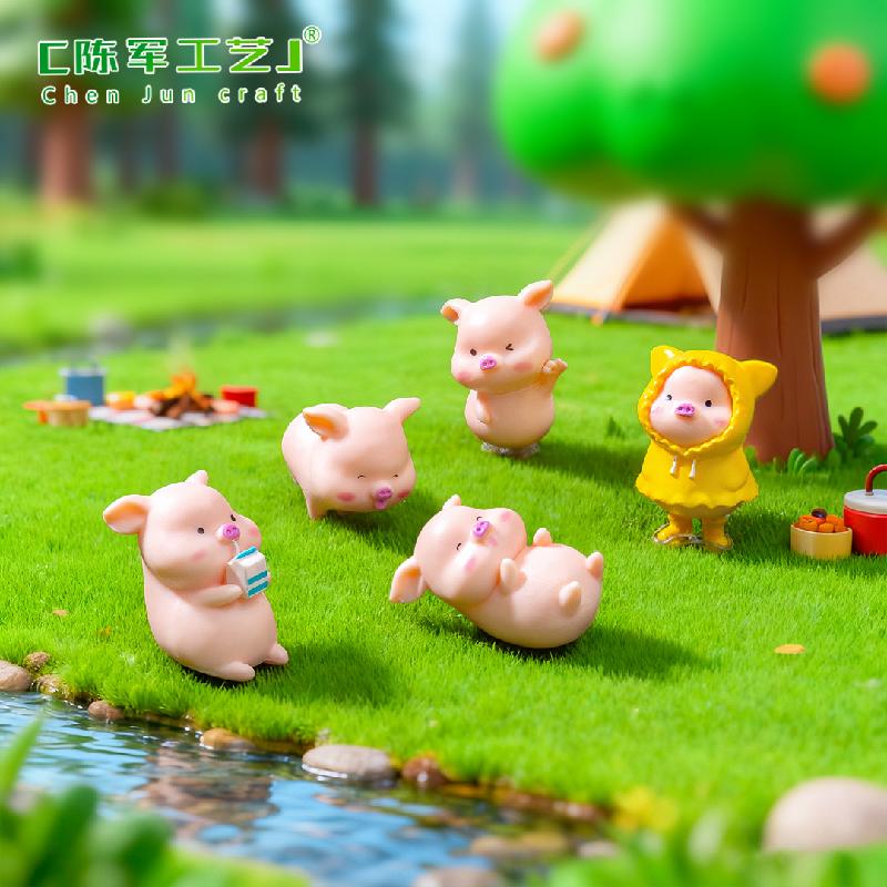 Tiểu cảnh heo với áo mưa vàng, phụ kiện trang trí dễ thương (ZC-425)