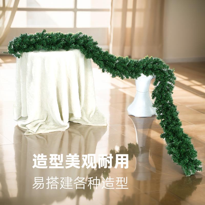 Đồ trang trí Giáng Sinh - vòng tre giả, cây thông, và lá xanh PVC. Lý tưởng cho trang trí cây thông và không gian lễ hội.