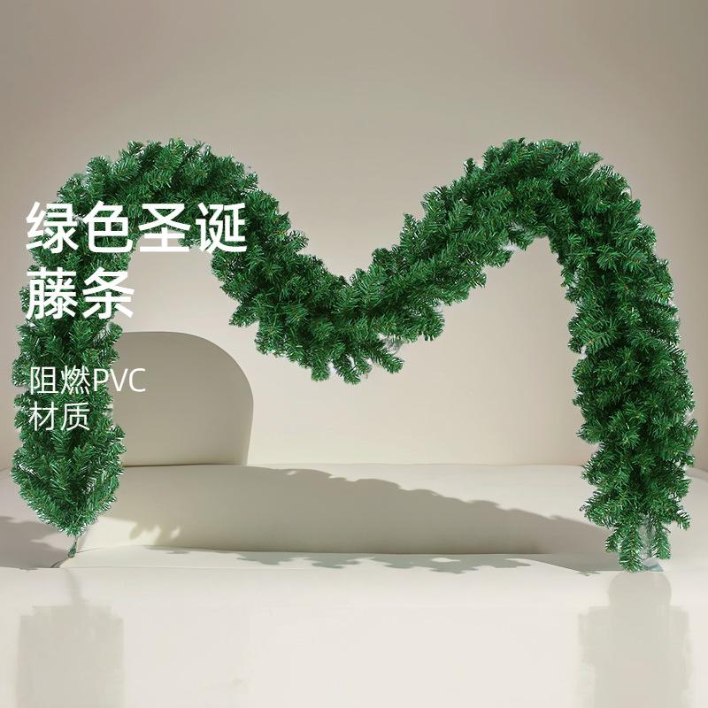 Đồ trang trí Giáng Sinh - vòng tre giả, cây thông, và lá xanh PVC. Lý tưởng cho trang trí cây thông và không gian lễ hội.
