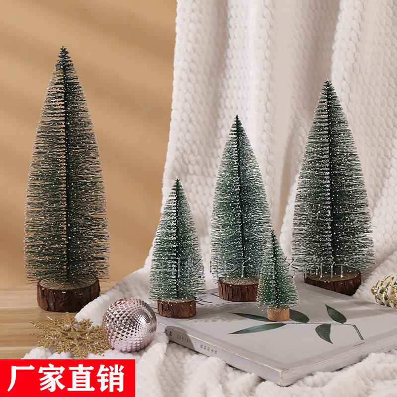 Trang trí cây thông Noel mini: cây tuyết tùng nhỏ, phủ tuyết trắng, trang trí bàn, tạo không khí lễ hội.