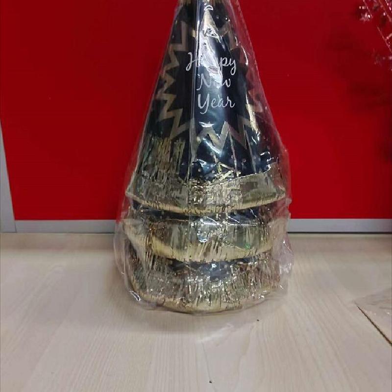 Mũ tiệc Tết 2024 - mũ trang trí đen vàng với tua rua và pompom màu sắc, lý tưởng cho sinh nhật và sự kiện. Có sẵn để bán sỉ.
