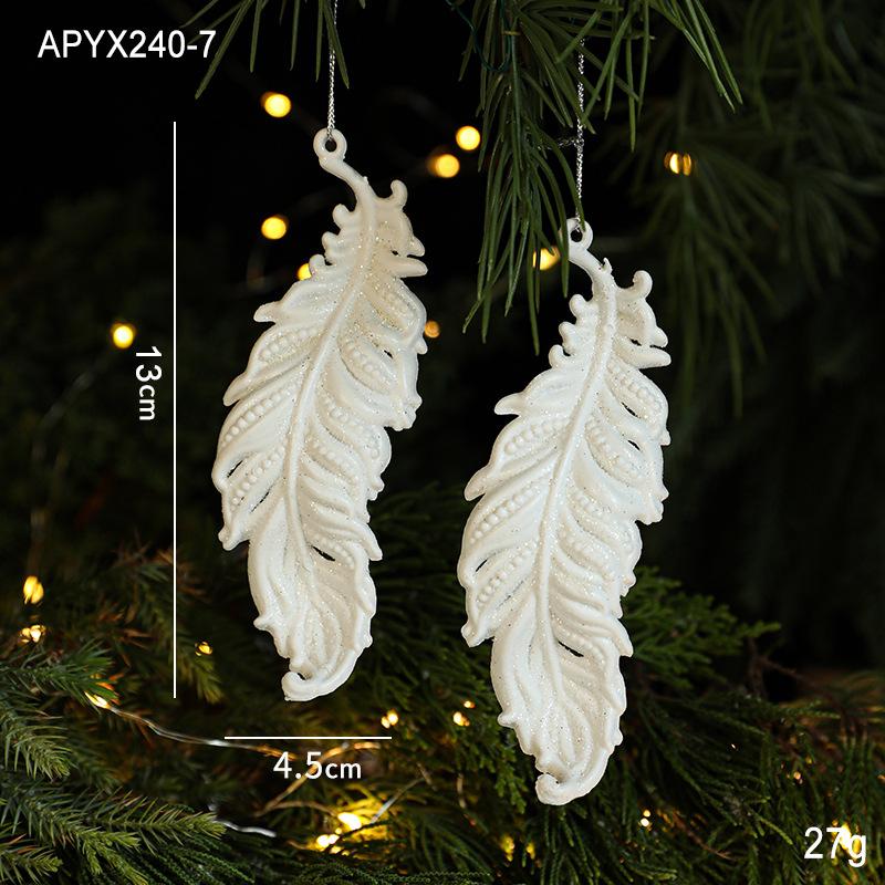 Phụ kiện Noel: Đa dạng mẫu treo cây thông nhựa trắng