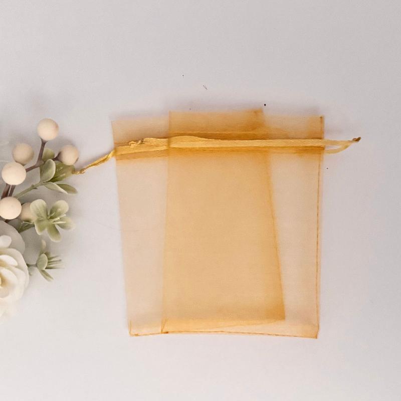 Túi lưới euge màu đơn giản, sẵn có, lý tưởng cho đóng gói mỹ phẩm, quà tặng và trang sức. Chất liệu nhẹ và tiện dụng cho mọi nhu cầu.