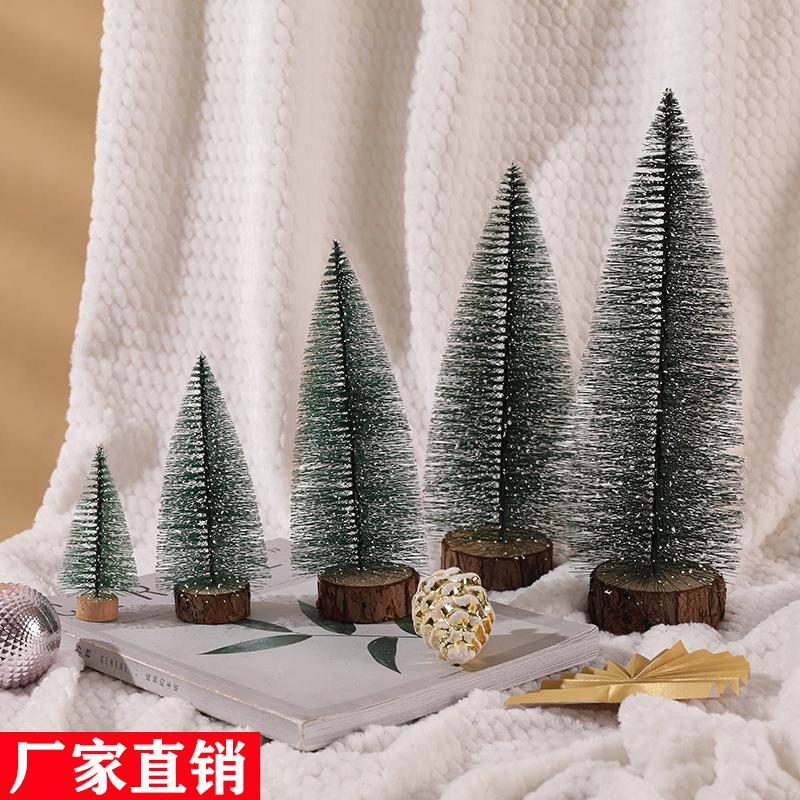 Trang trí cây thông Noel mini: cây tuyết tùng nhỏ, phủ tuyết trắng, trang trí bàn, tạo không khí lễ hội.