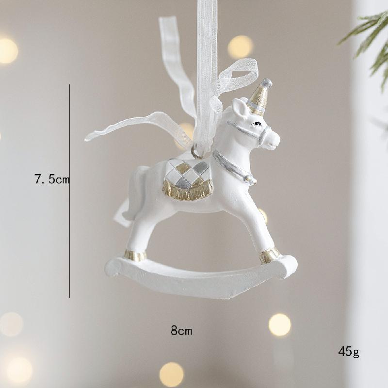 Trang trí Noel: Cây thông mini với chuông nhựa và quà tặng