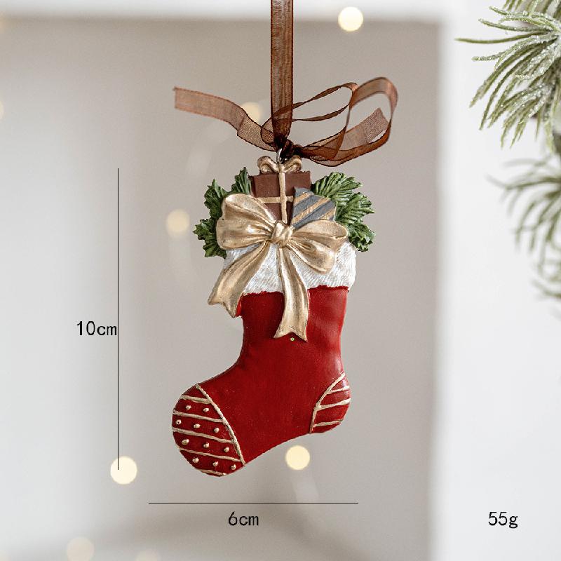 Trang trí Noel: Cây thông mini với chuông nhựa và quà tặng