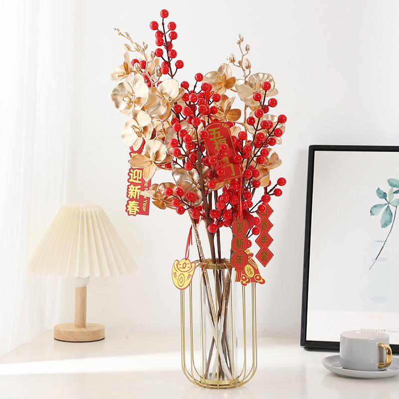 Trang trí đám cưới giả màu vàng: lá eucalyptus, hoa giả, cành giả, chi tiết vàng cho trang trí lối đi.