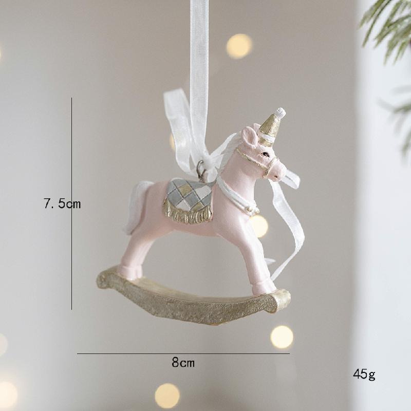 Trang trí Noel: Cây thông mini với chuông nhựa và quà tặng