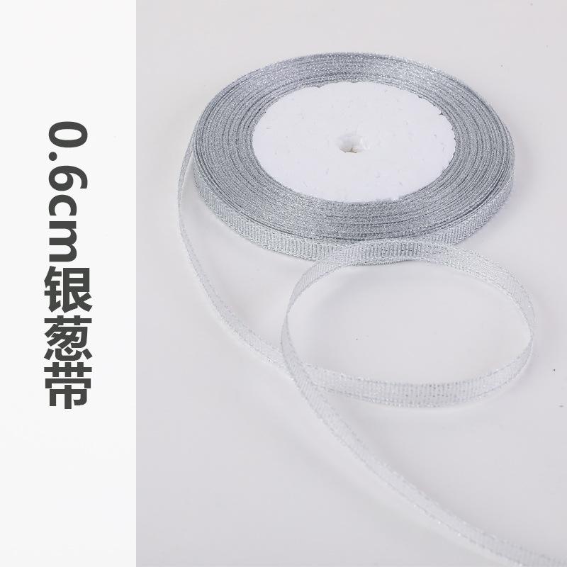 Dây kim tuyến vàng và bạc, kích thước 0.6-5cm, lý tưởng cho hộp quà trái cây và đóng gói bánh. Bán buôn và trang trí lễ hội.