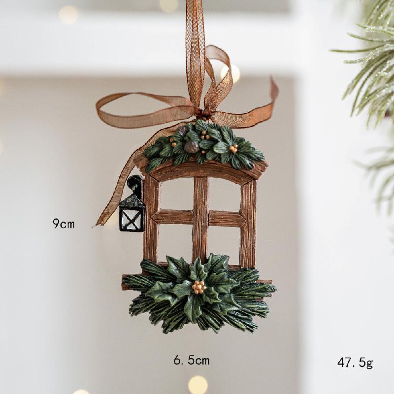 Trang trí Noel: Cây thông mini với chuông nhựa và quà tặng