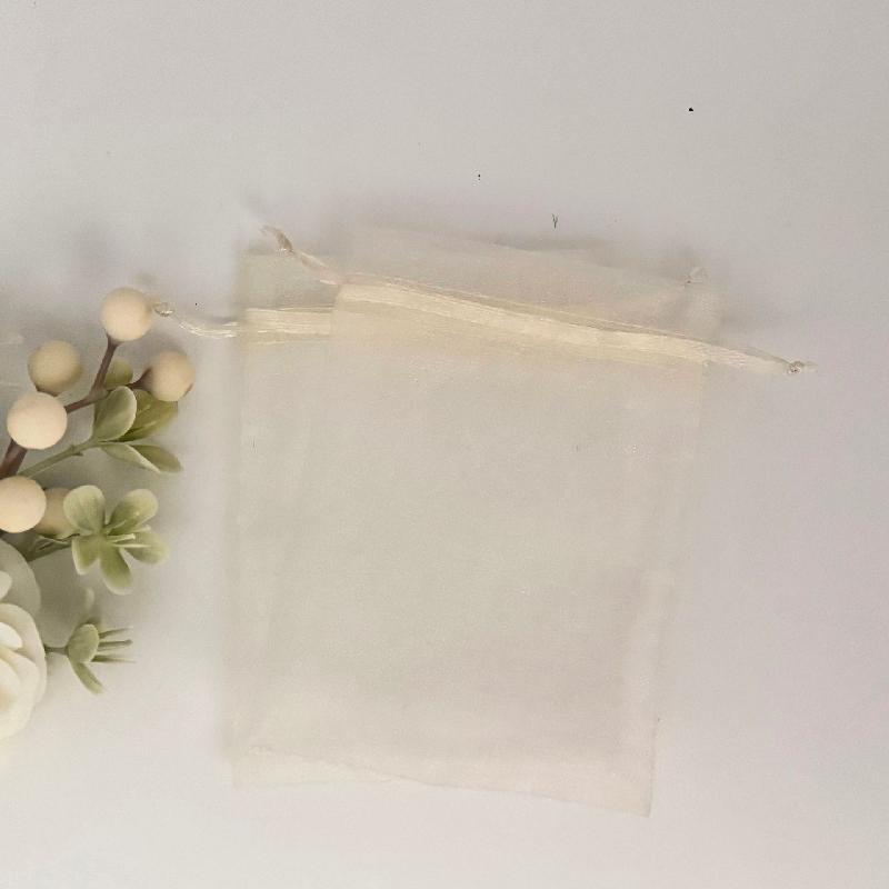 Túi lưới euge màu đơn giản, sẵn có, lý tưởng cho đóng gói mỹ phẩm, quà tặng và trang sức. Chất liệu nhẹ và tiện dụng cho mọi nhu cầu.