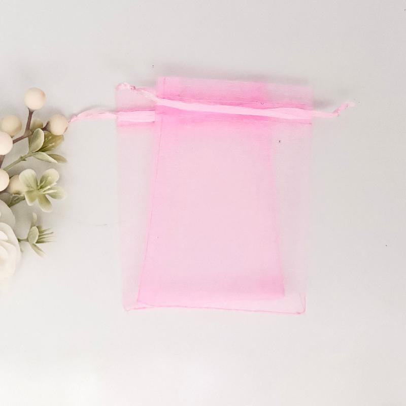 Túi lưới euge màu đơn giản, sẵn có, lý tưởng cho đóng gói mỹ phẩm, quà tặng và trang sức. Chất liệu nhẹ và tiện dụng cho mọi nhu cầu.