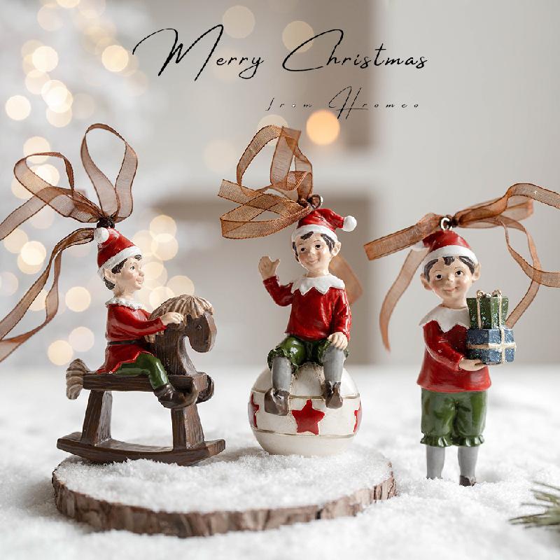 Trang trí Noel: Cây thông mini với chuông nhựa và quà tặng