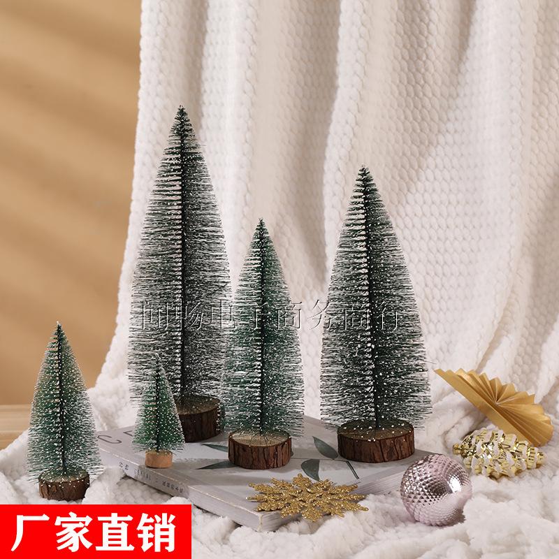 Trang trí cây thông Noel mini: cây tuyết tùng nhỏ, phủ tuyết trắng, trang trí bàn, tạo không khí lễ hội.