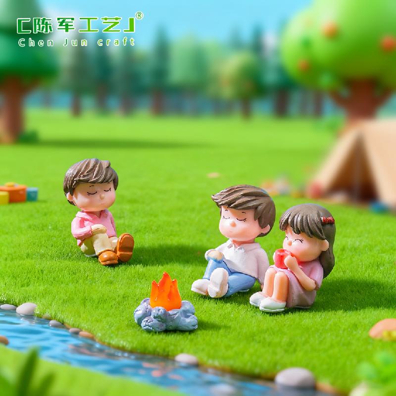 Tiểu cảnh đôi ngồi dễ thương trang trí bánh và xe hơi (ZC-804)