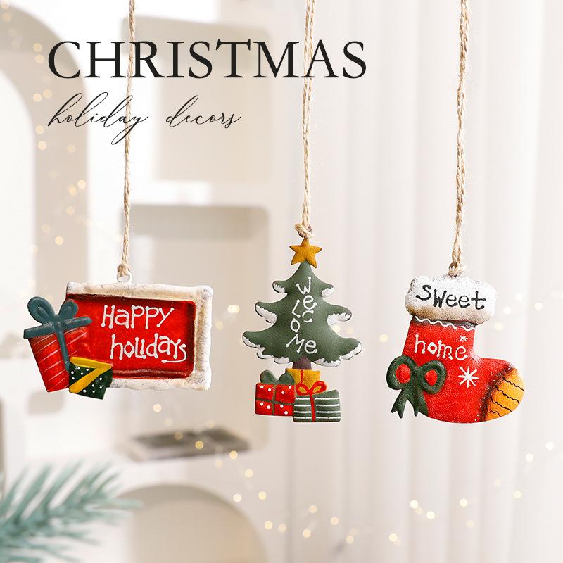 Trang trí Noel: Treo cây Noel ông già, người tuyết và tất