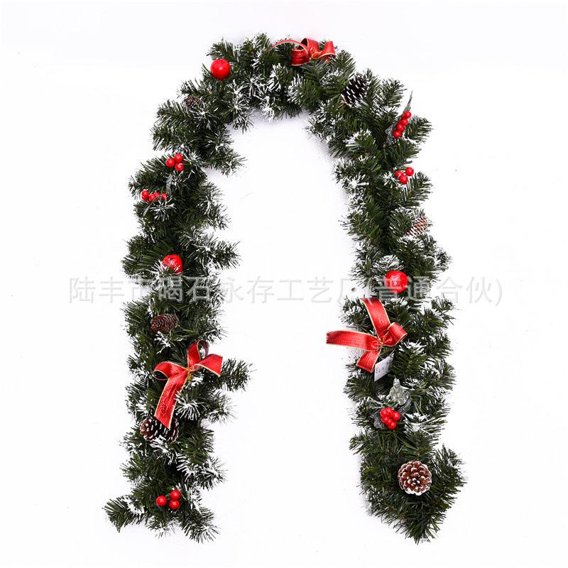 Cây dẻo trang trí Giáng Sinh 180cm với quả đỏ. Lý tưởng cho trang trí cửa và trang trí Noel. Hàng trực tiếp từ nhà sản xuất.