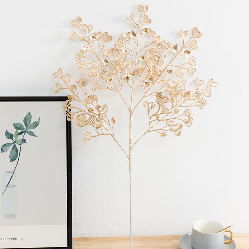 Trang trí đám cưới giả màu vàng: lá eucalyptus, hoa giả, cành giả, chi tiết vàng cho trang trí lối đi.