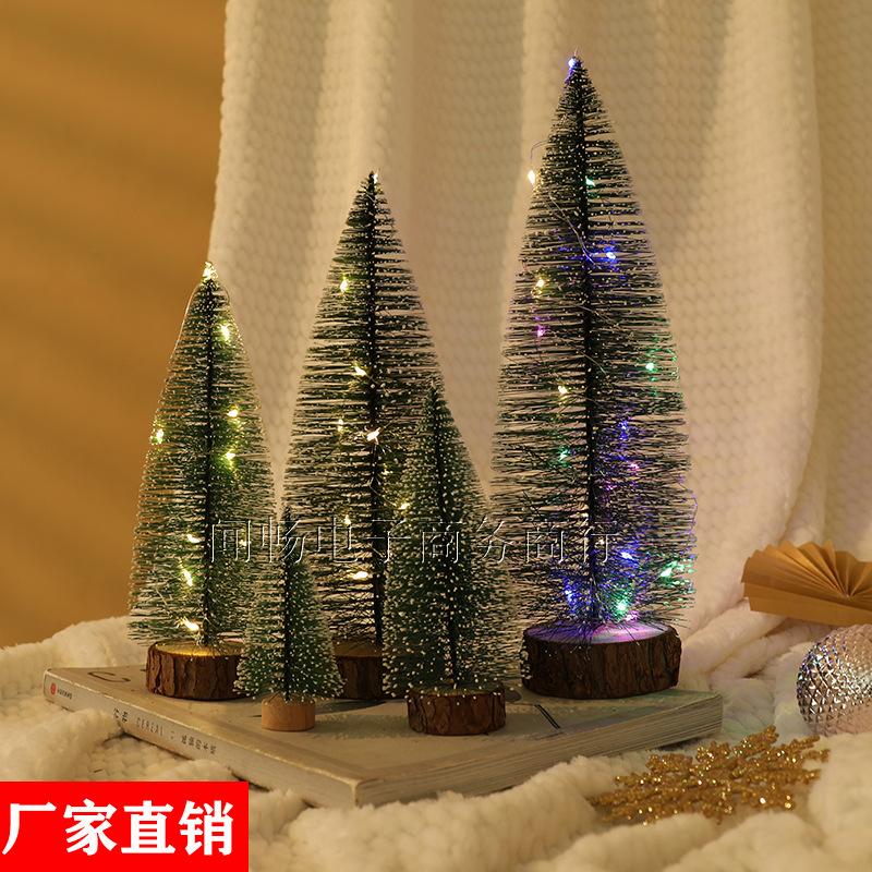 Trang trí cây thông Noel mini: cây tuyết tùng nhỏ, phủ tuyết trắng, trang trí bàn, tạo không khí lễ hội.