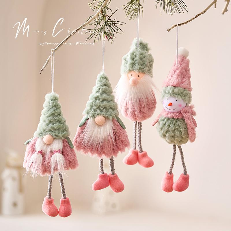 Trang trí Noel: Ông già Noel, người tuyết, cây treo nổi bật